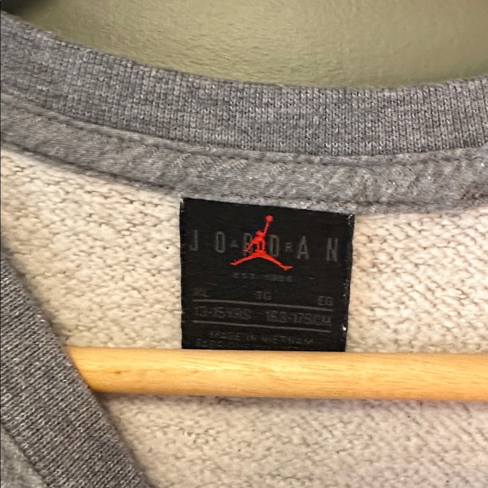 Nike Boys Air Jordan Gray Crewneck Sweatshirt with Black Logo sz XL - Picture 3 of 4